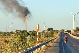 Turbin điện gió ở Bình Thuận cháy trụi 